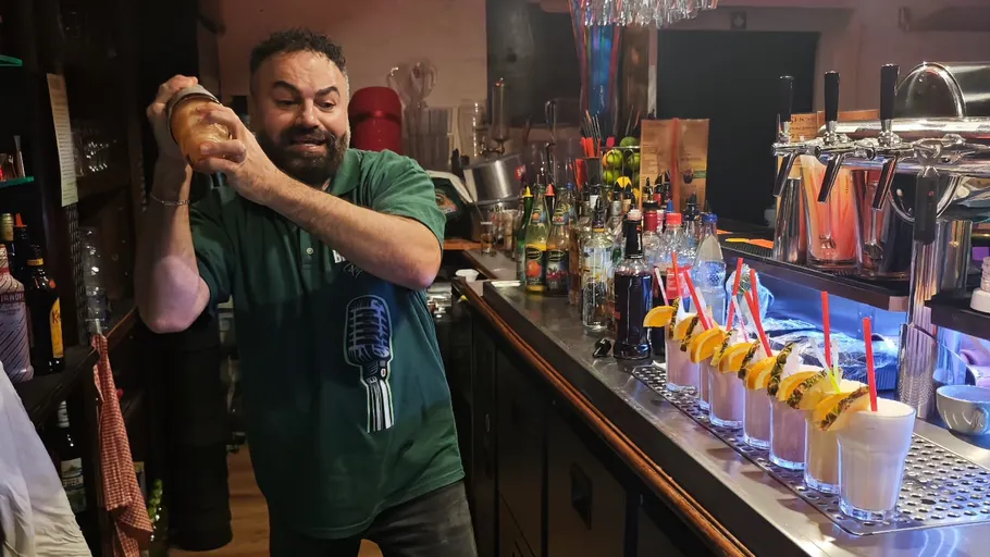 barkeeper-schuttelt-cocktail-shaker-9omkk79e