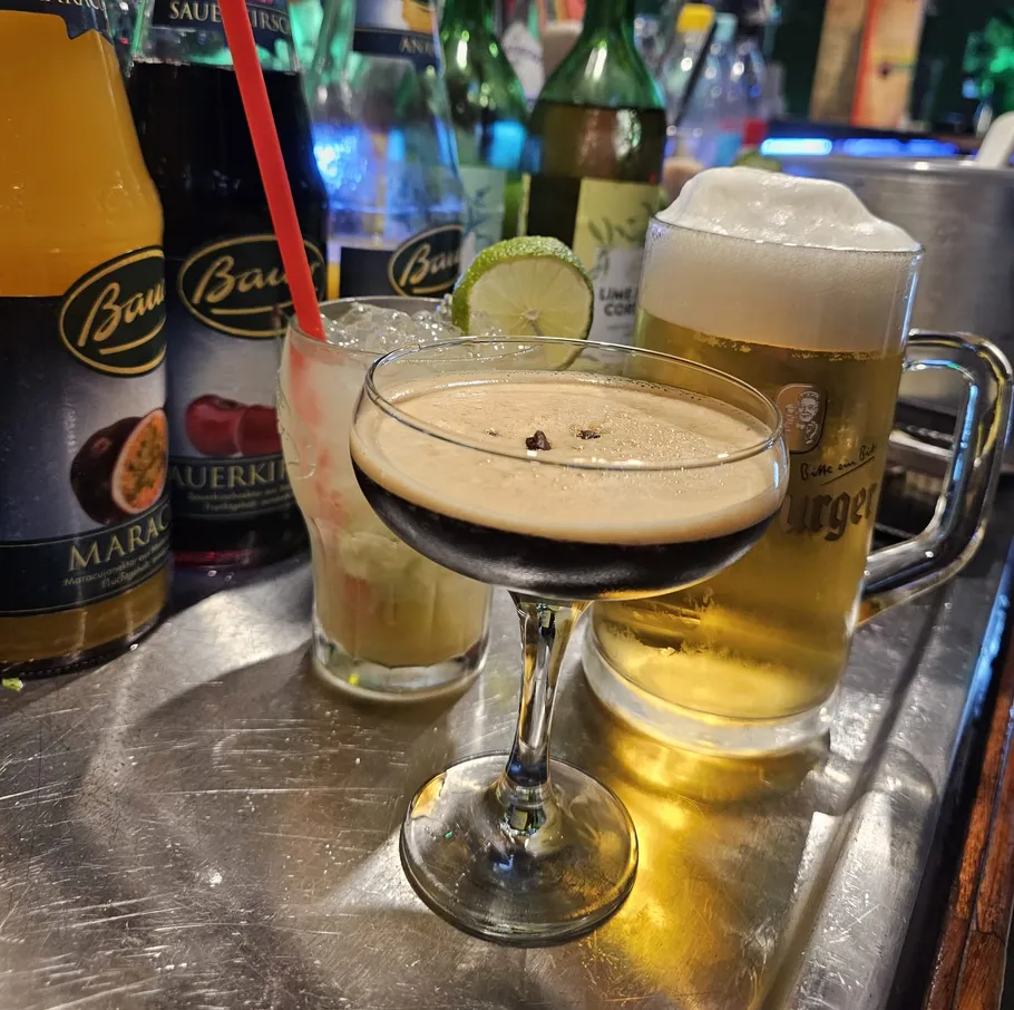 cocktails-und-bier-bartheke-9omkk79e
